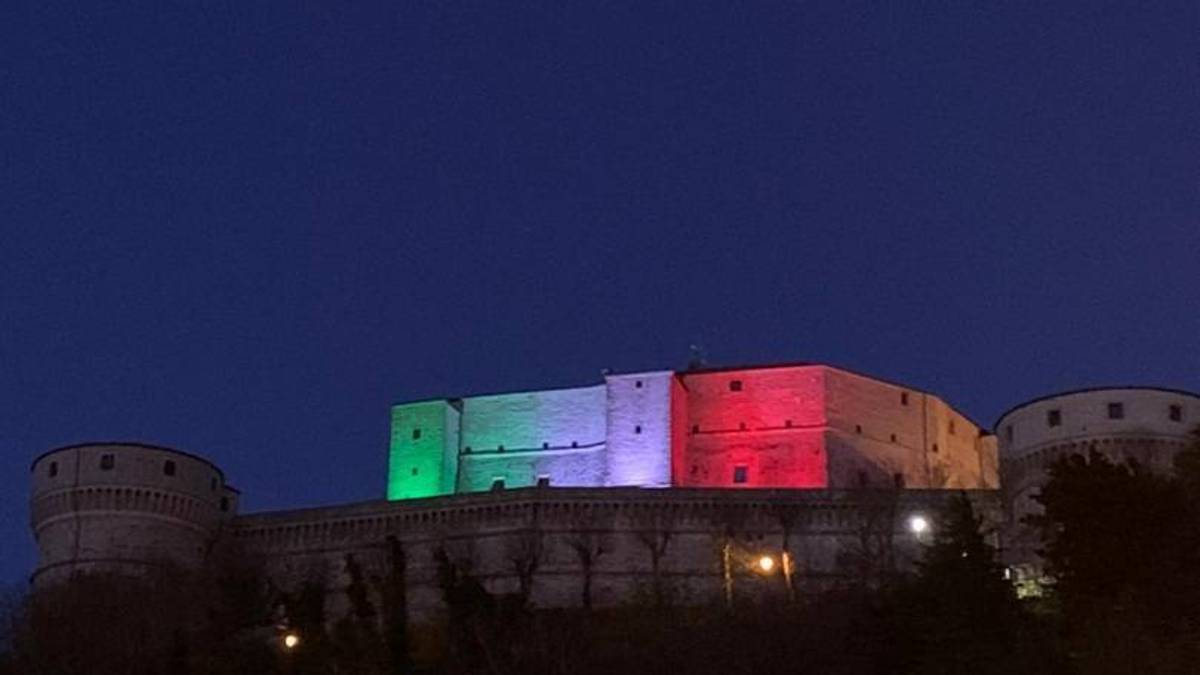 Coronavirus, Fortezza di San Leo illuminata con il tricolore