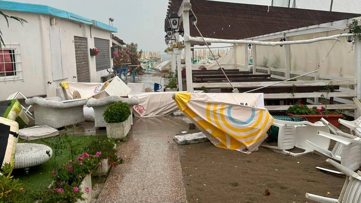 Punta Marina, tromba d’aria colpisce il bagno Federico, devastandolo Gallery