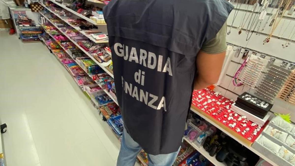 Bigiotteria non a norma a Rimini, Riccione e Cattolica: 15mila sequestri e multe per oltre 25mila euro