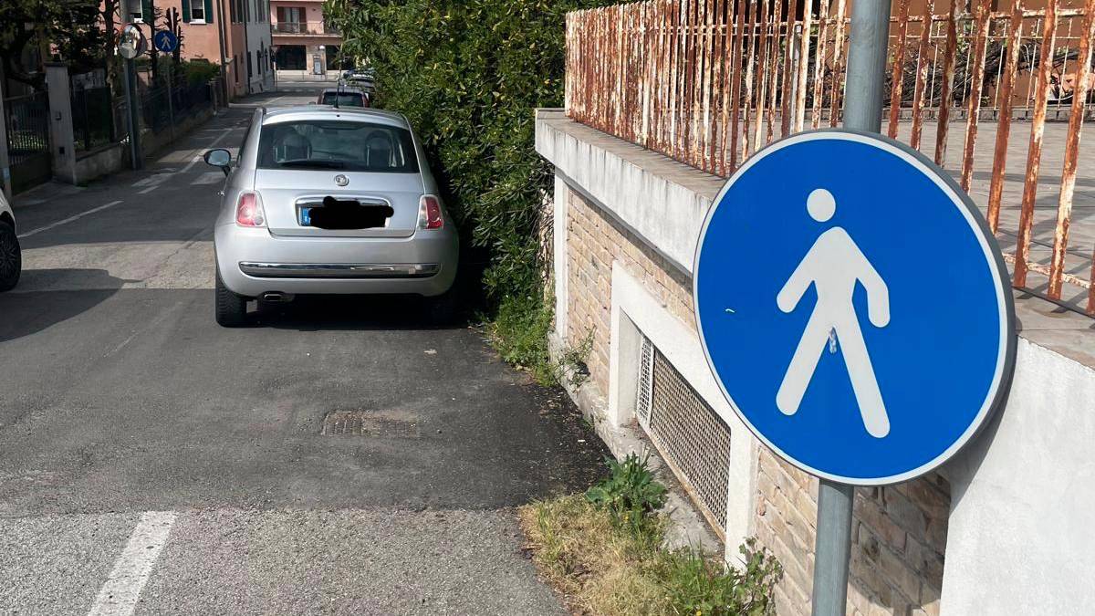 Cesena, auto in sosta vietata in zona Monte: proteste ed esposto dei residenti