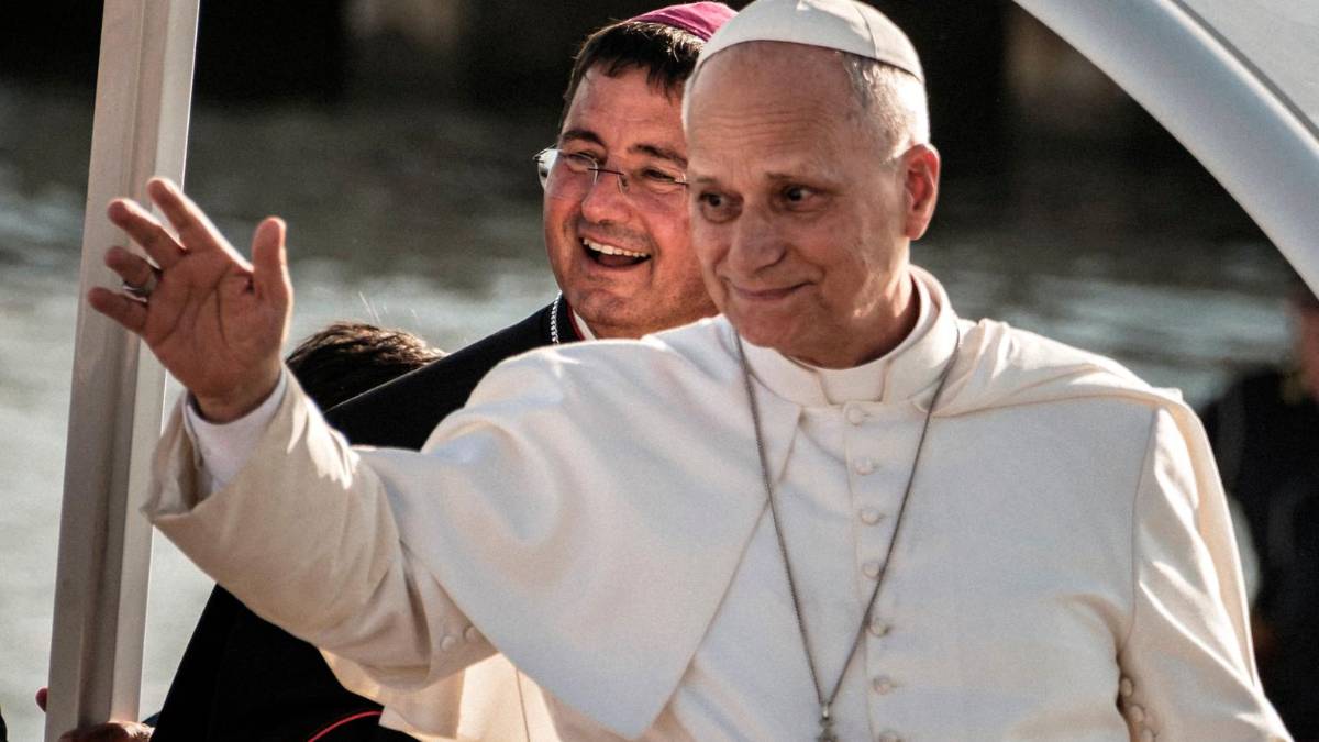 Il vescovo Nicolò Anselmi con Papa Leone XIV (Foto Giacomo Bellavista)