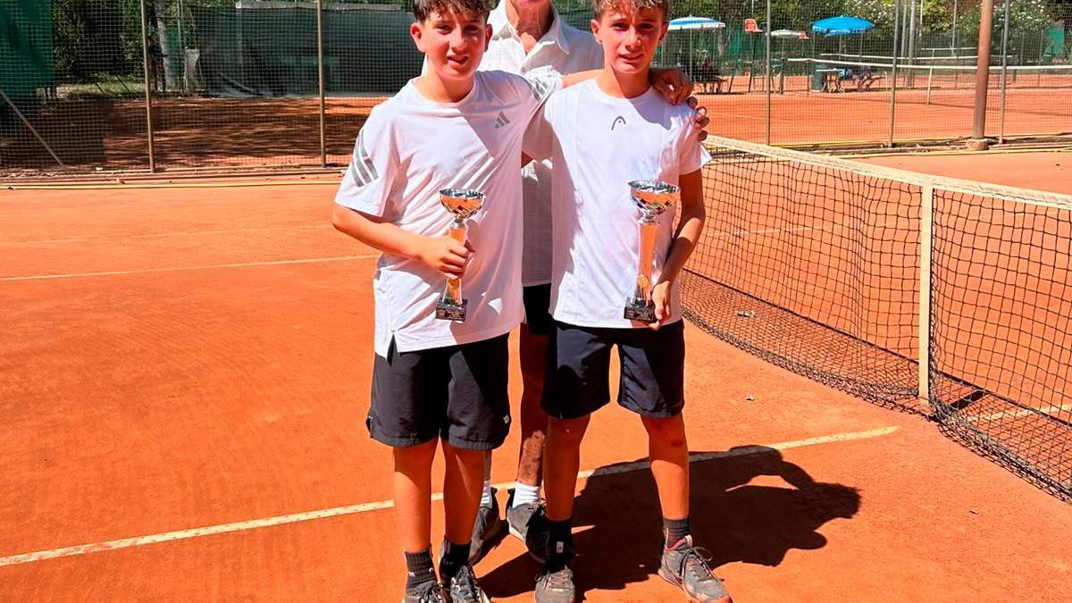 Il presidente Pierangelo Cerri premia i finalisti del torneo Under 12 maschile al Ct Cerri