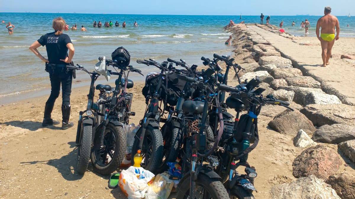 Bici elettriche parcheggiate in spiaggia. Maxi multa a Punta Marina