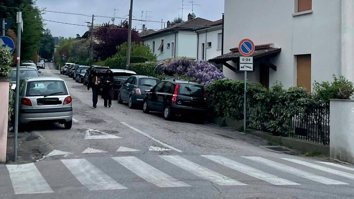 Cesena, auto in sosta vietata in zona Monte: proteste ed esposto dei residenti