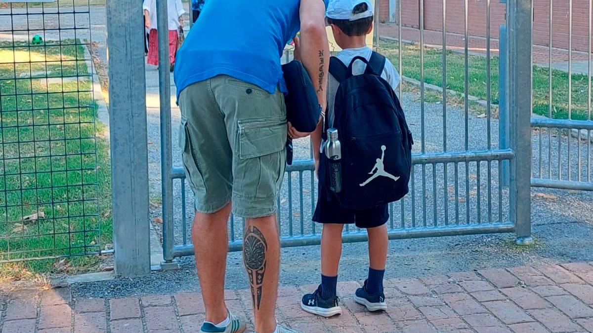 Un bambino accompagnato all’ingresso della scuola
