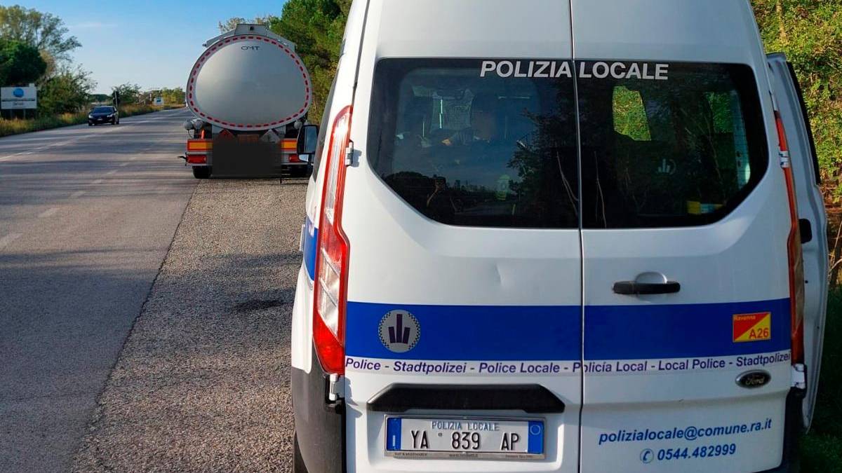 Usano i giochi del parco riservati ai bambini, due denunciati