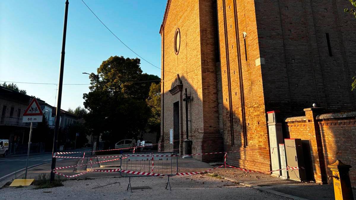 Dopo la bufera a Ravenna: cadono coppi, transennato il campanile della pieve di San Pietro in Vincoli