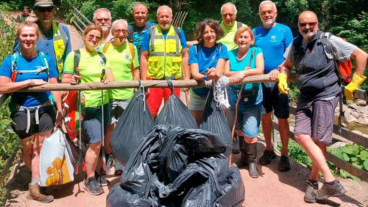 Imola, Rio Rovigo, è ancora emergenza: continuano a spuntare rifiuti