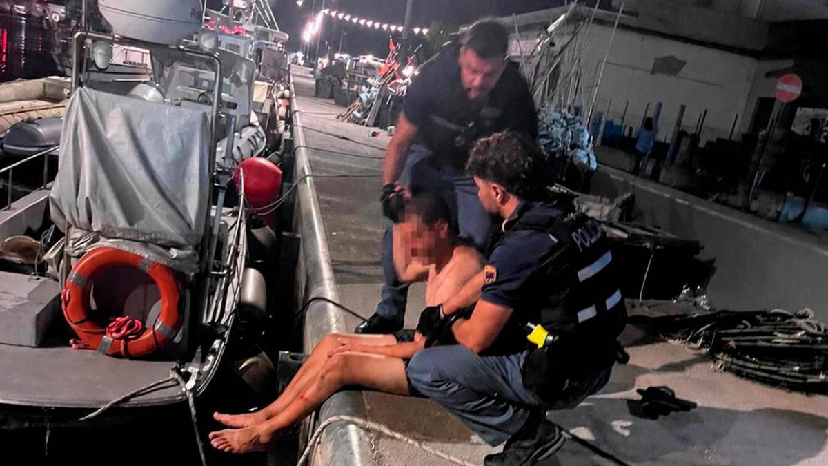 Marina di Ravenna, si getta in acqua dal molo in stato di alterazione: salvato per un soffio dai poliziotti