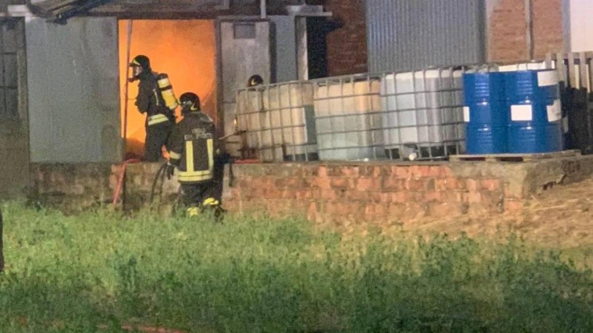 Medicina, incendio in una fabbrica prodotti per l'igiene personale