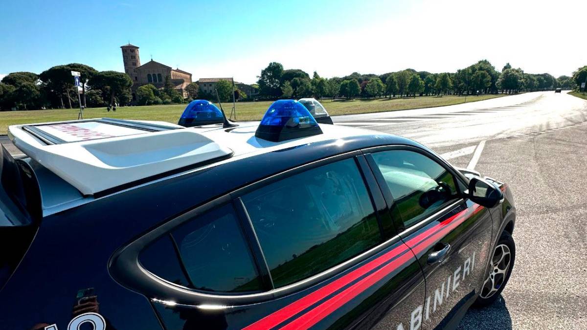 Ravenna, scappa dal Pronto Soccorso e torna a molestare i clienti del supermercato con un bastone: bloccato di nuovo dai Carabinieri