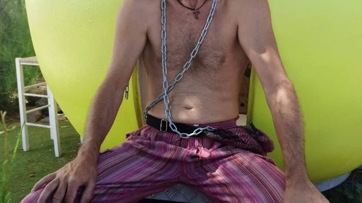 La polizia locale gli vuole sequestrare il chiosco: imprenditore cesenate si incatena, salvato da Regione e giudici VIDEO