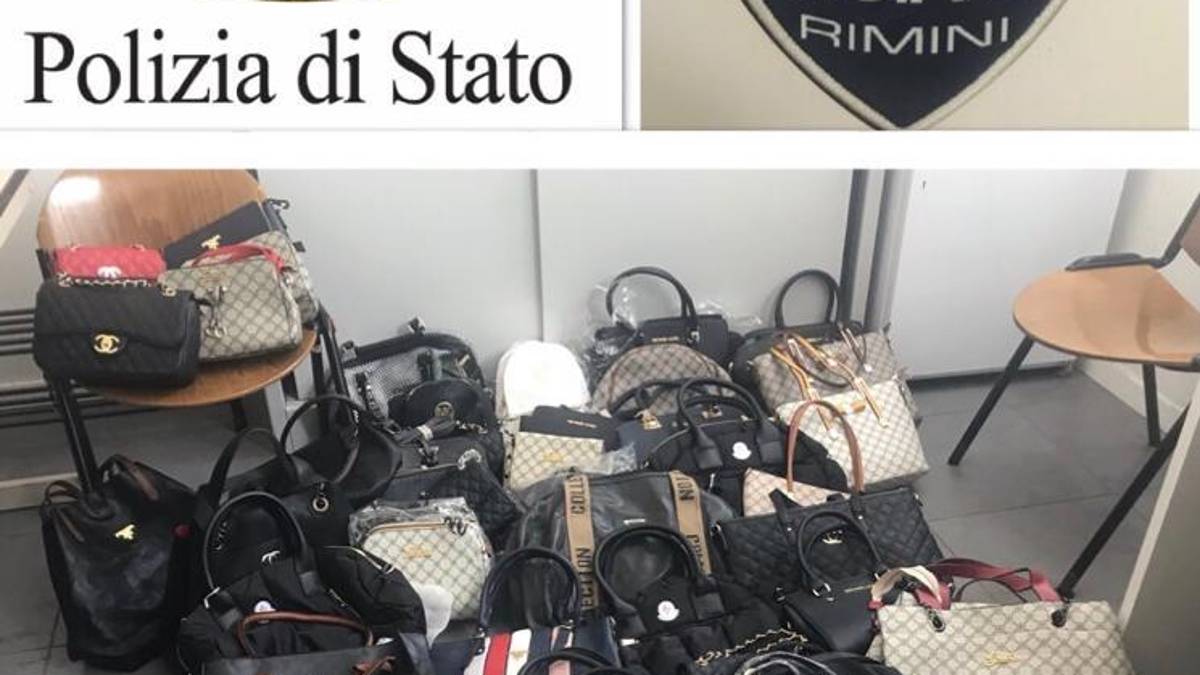 Abusivismo, blitz dei vigili sui bus a Rimini. Sequestrate 50 borse