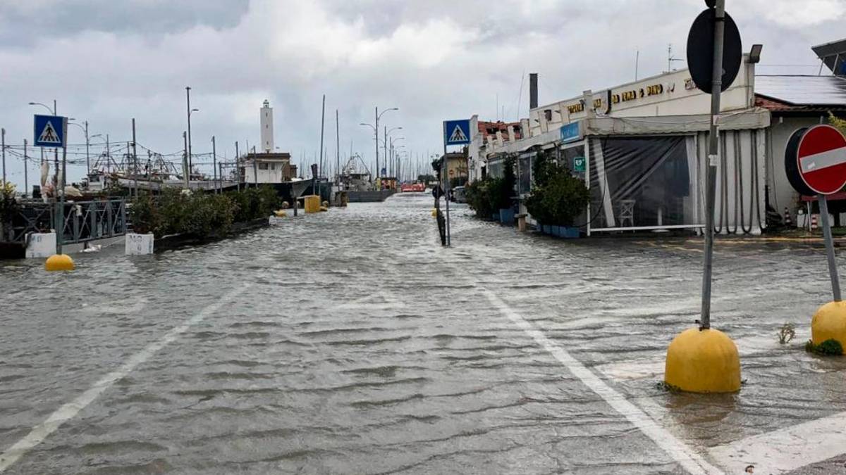 Maltempo Ravenna, disastro in spiaggia: il mare allaga decine di stabilimenti