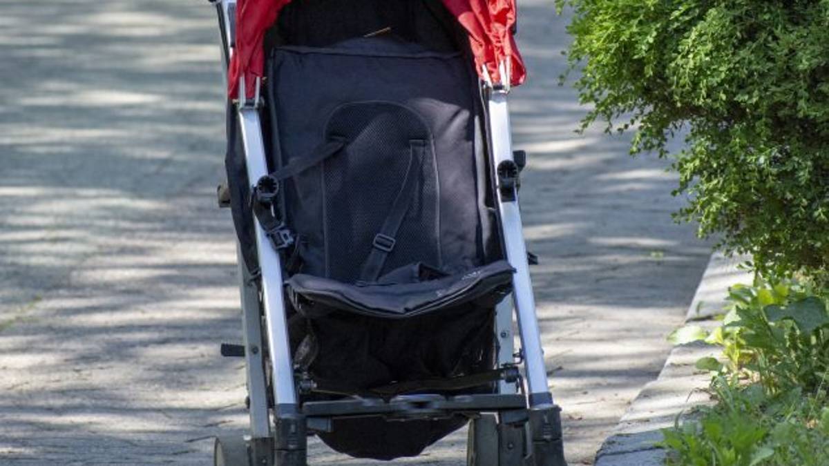 Cesena, si ribalta carrozzina. Bimba di 5 giorni finisce all'ospedale