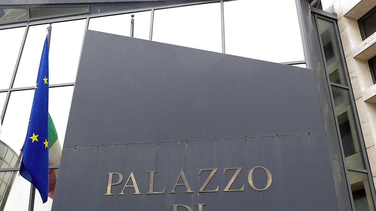 L’ingresso del Palazzo di giustizia e a destra la pm Annadomenica Gallucci