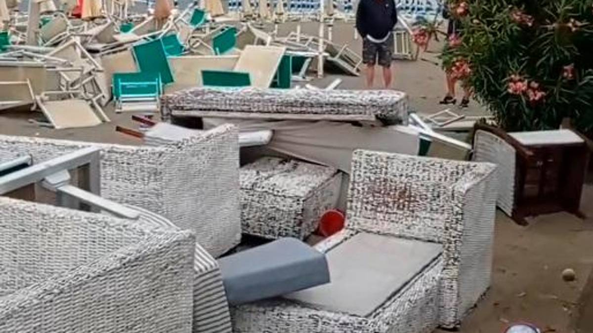 Punta Marina, tromba d’aria colpisce il bagno Federico, devastandolo Gallery