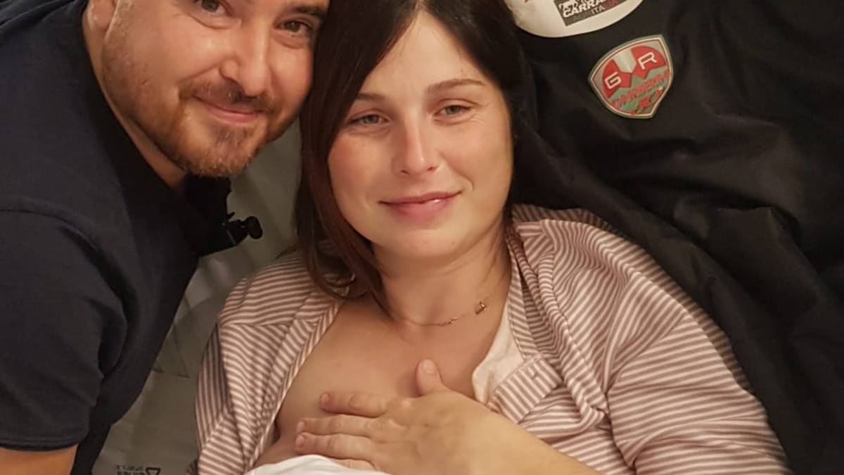 Due bimbi nascono in casa con l'aiuto dei papà