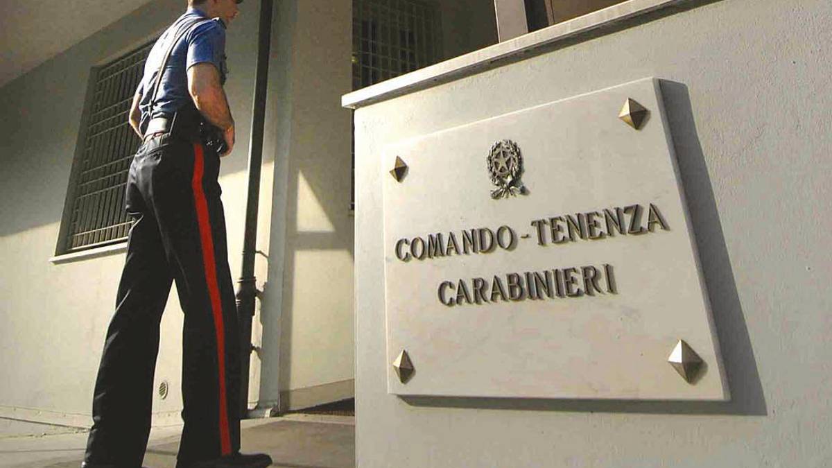 Cattolica. Donna frena con l’auto e fa attraversare pedone, il conducente del furgone dietro la insulta e la picchia