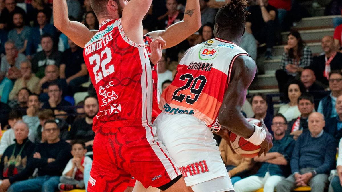 Gora Camara contro il rientrante Miniotas: sarù un gran duello sotto canestro da stasera a Jesi foto morosetti