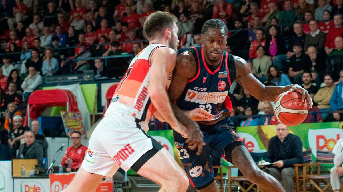 DeShawn Stephens contro Alessandro Simioni nel derby del Flaminio morosetti