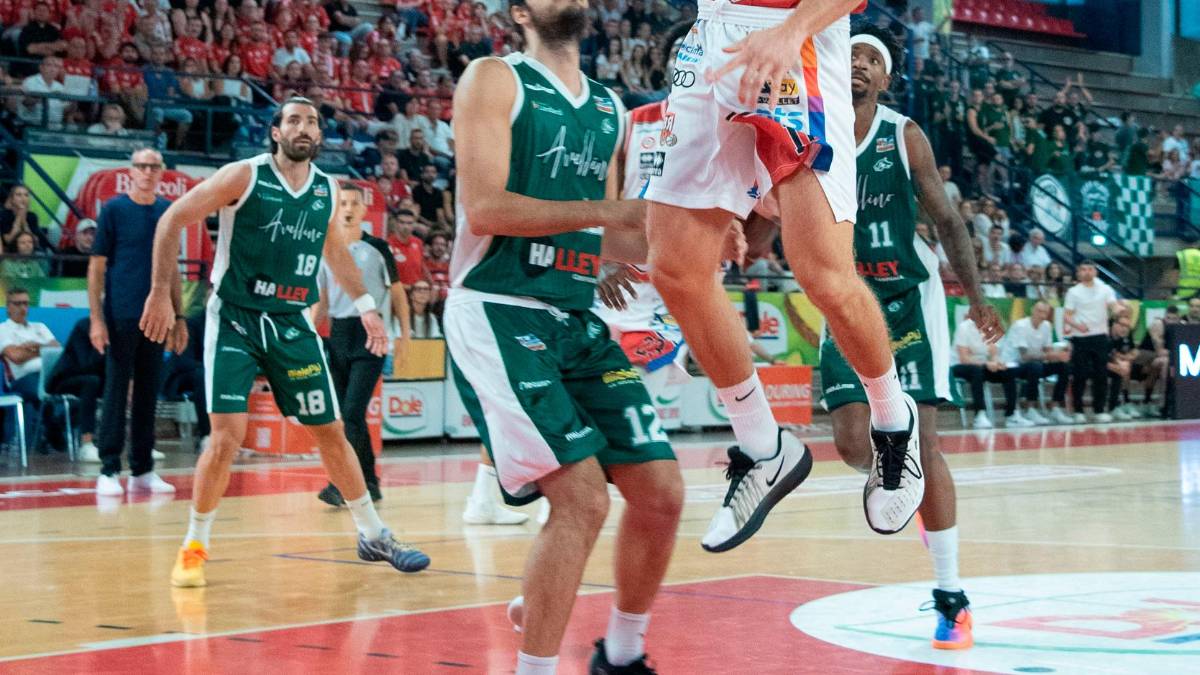 Davide Denegri a canestro contro Avellino foto tommaso morosetti