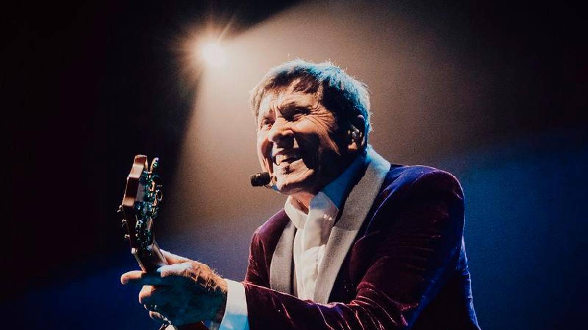 Gianni Morandi durante un tour; nelle altre due foto l’artista a Riccione e in Riviera negli anni ‘60