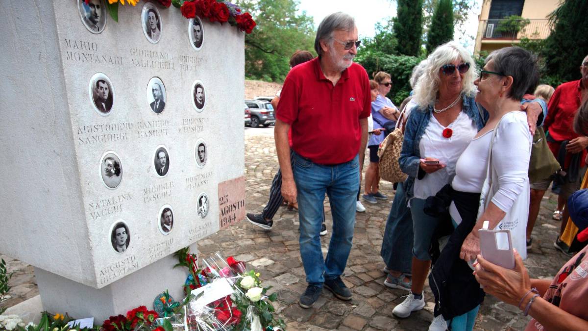 Ravenna, la memoria sconfigge l’ignoranza: in tantissimi al Ponte dei Martiri dopo il blitz vandalico