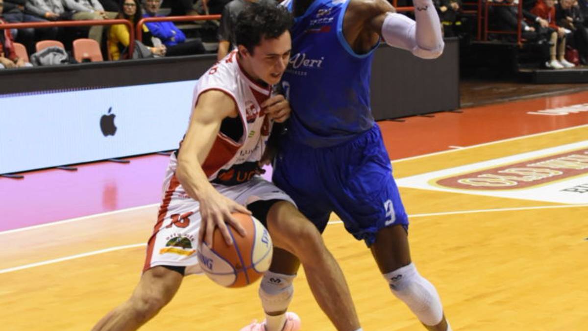 Unieuro, una passeggiata contro Roseto (96-54)
