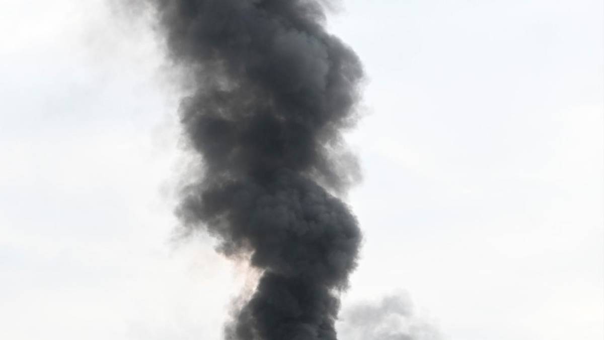 Meldola, violento incendio allo sfasciacarrozze, altissima colonna di fumo VIDEO e FOTOGALLERY