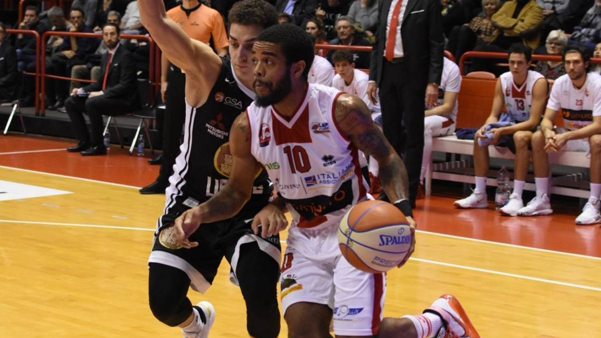 Basket, offese razziste: campo squalificato all'Unieuro