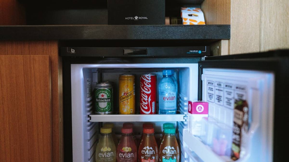 Rimini, droga nel frigo bar dell'albergo: arrestati due spacciatori