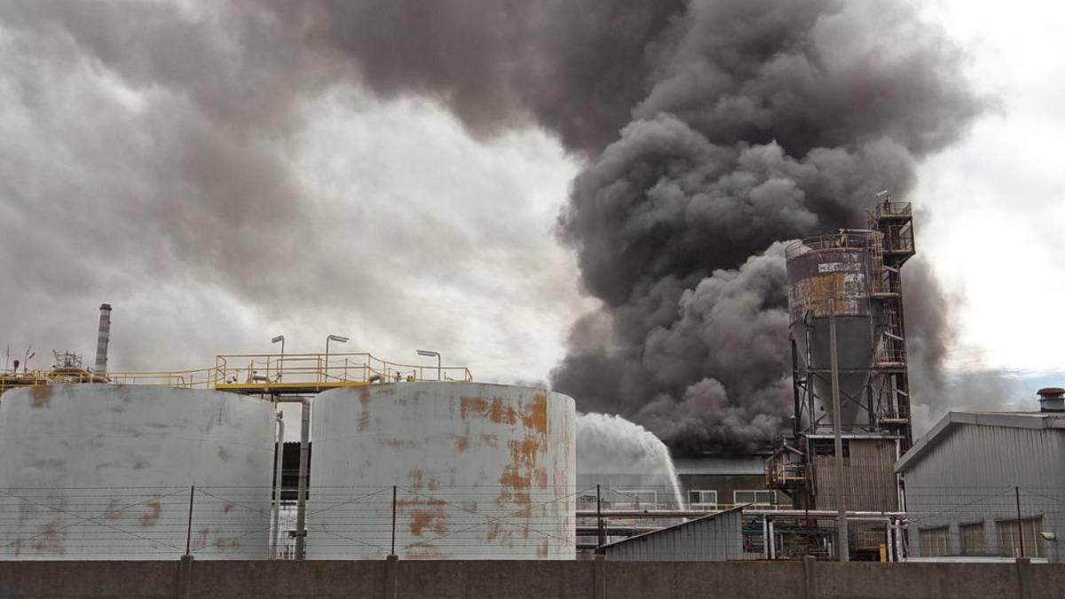 Ravenna, l’incendio alla Versalis e la qualità dell’aria, il sindaco: “Monitoriamo la situazione” - Gallery