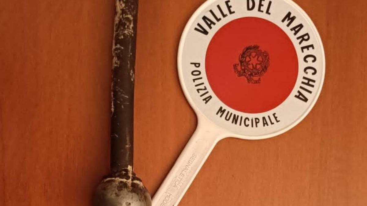 Santarcangelo, rompe una vetrata all'ingresso dell'ospedale: denunciato