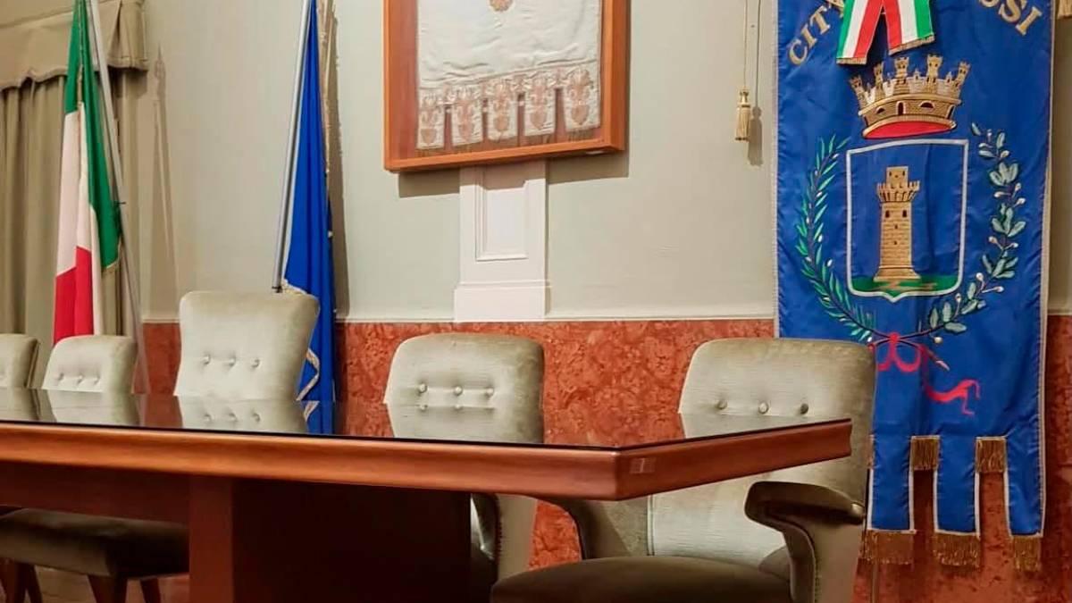 Ravenna, morto il “gatto sindaco” di Russi. Manifesti a lutto per Elio, oggi i funerali del micio adottato dalla città