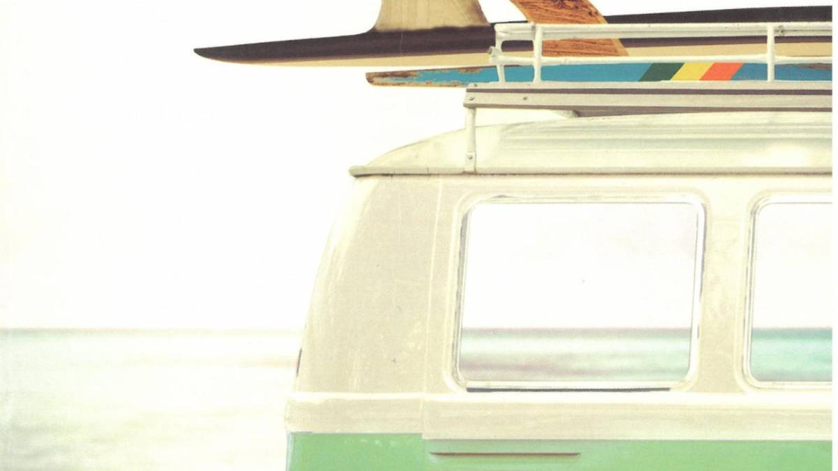 La tribù degli amanti del windsurf nel romanzo di Pavolini