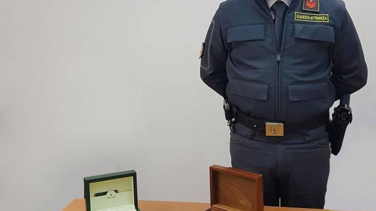 Cesena, cinque panetti di hashish nelle scarpe da ginnastica e 11mila euro nelle tasche: spacciatore denunciato