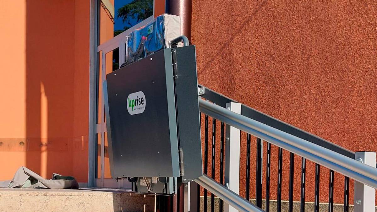 Il montascale e la targhetta installati sulla scalinata