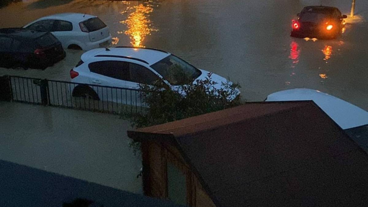 Alluvione in Romagna, l'acqua del Senio invade Castel Bolognese. Reda allagata