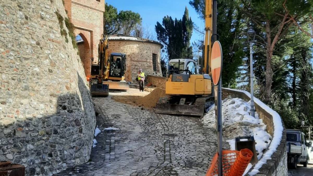 Monte Colombo. Crolla una porzione delle mura del borgo