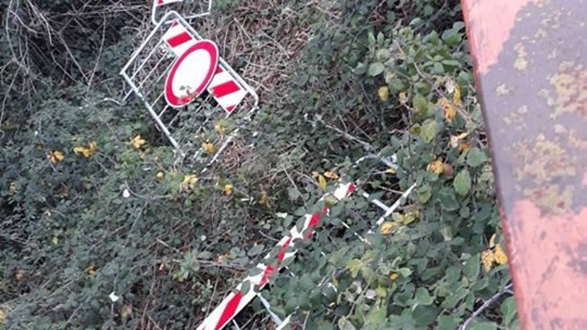 Vandali a Verucchio, gettate le transenne del ponte chiuso