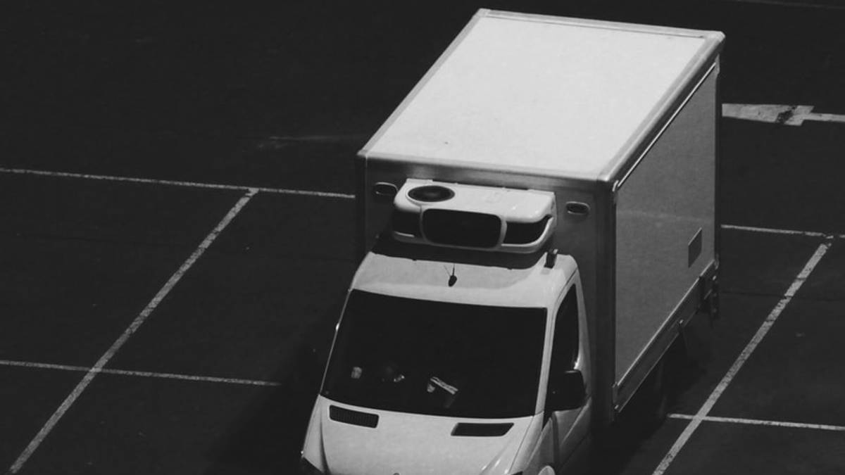 Ravenna, i residenti contro i corrieri merce: Indisciplinati e pericolosi