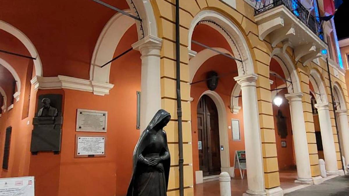 Massa Lombarda: il municipio si colora di blu per la Giornata mondiale per la consapevolezza dell’autismo