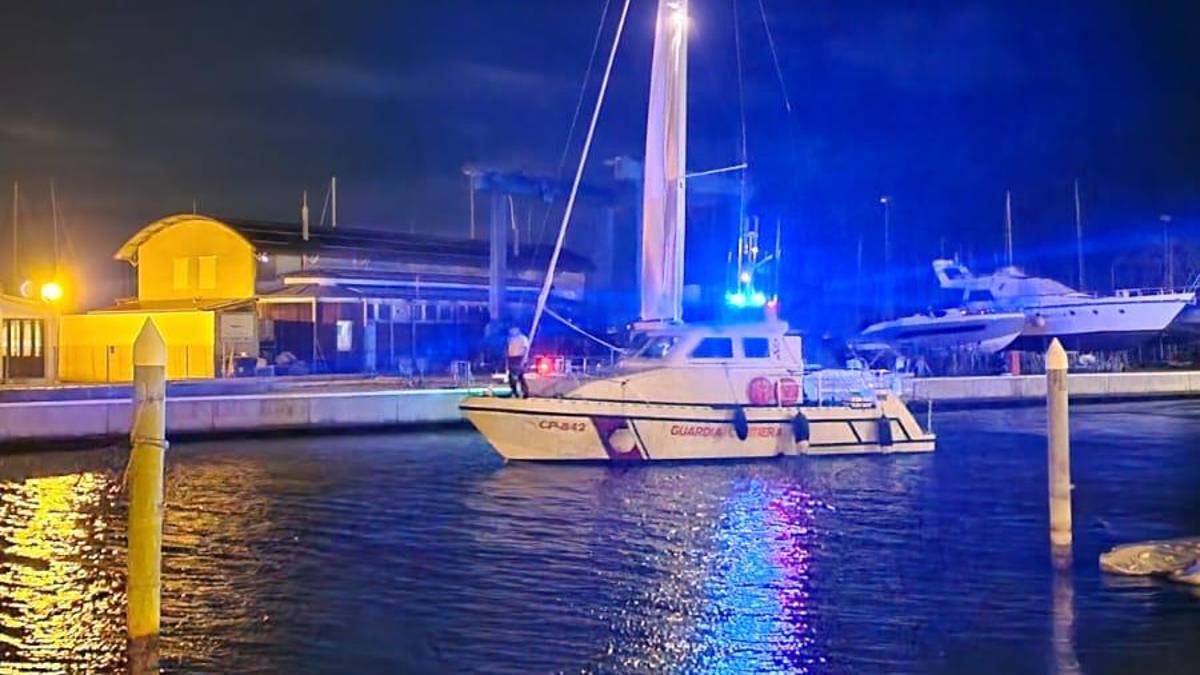 Rimini. Barca a vela in avaria, salvataggio in piena notte