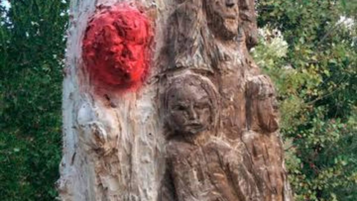 Roberto Blasi, in arte Roblas, al lavoro sulla quercia malata davanti alla chiesa di San Vito trasformata in un’opera d’arte. Sotto altre due opere