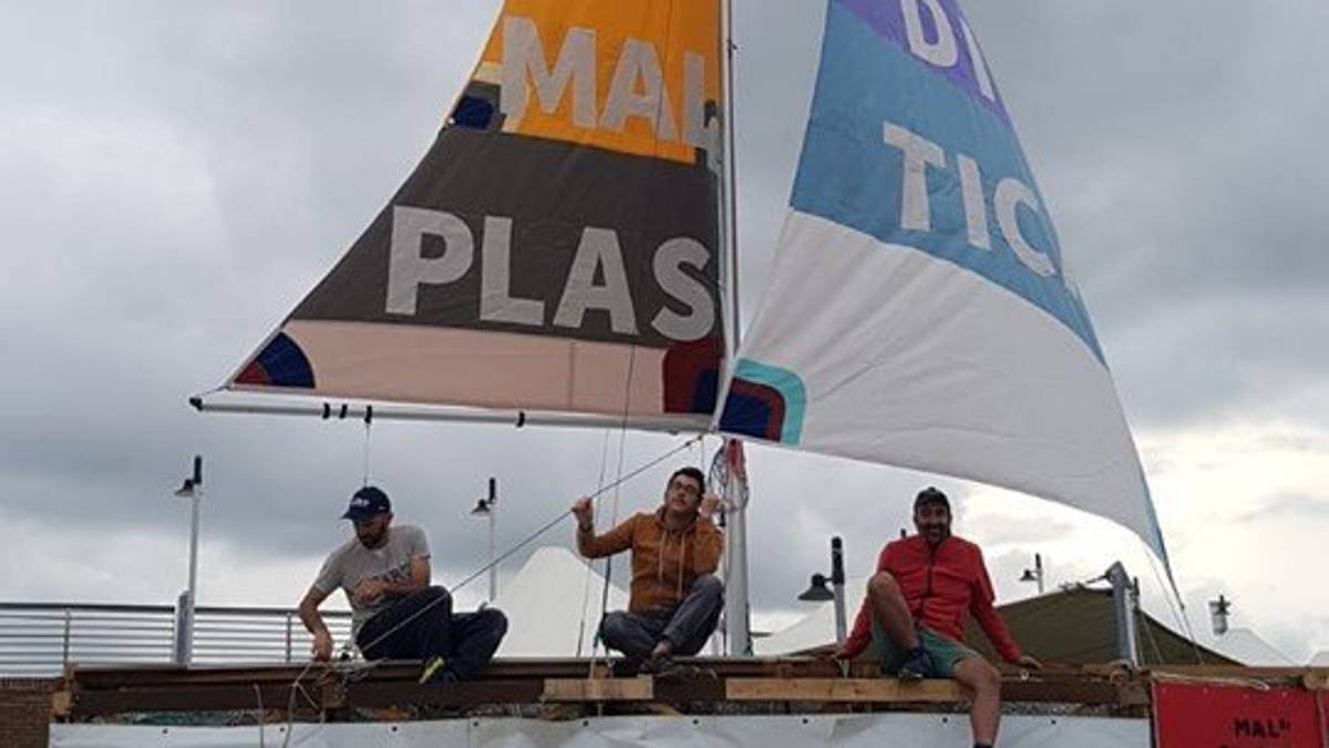 Mal di plastica, a Rimini una barca salpa contro gli sprechi