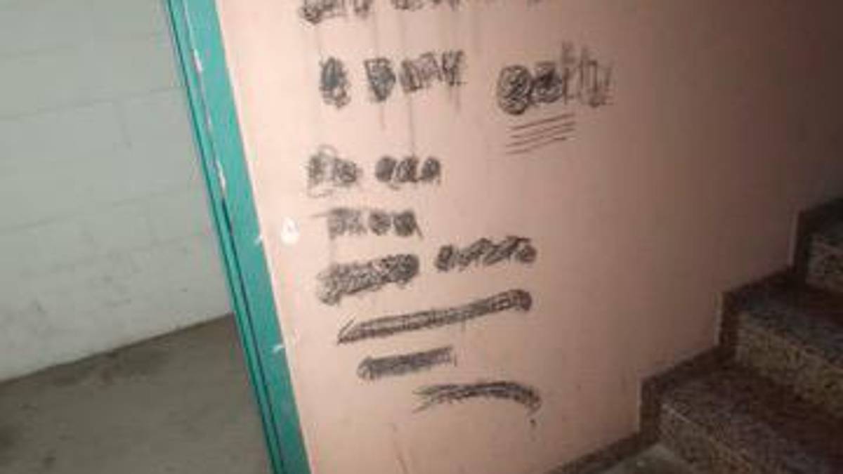 Le scritte nel vano scale