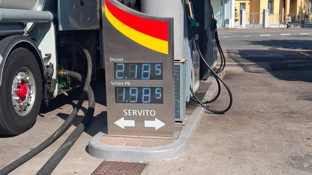 Ravenna, il piccolo distributore che “sfida” Eni e Ip: file per i prezzi bassi alla Darsena