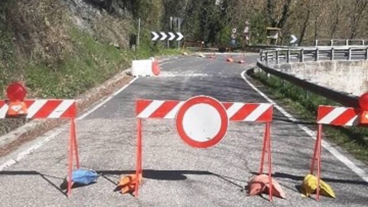 Casola, frana sulla strada provinciale