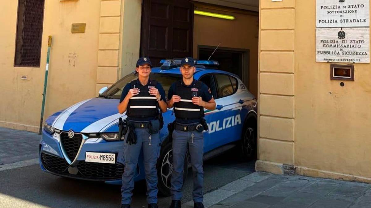 Imola, sdraiato sui binari della stazione per togliersi la vita: salvato dalla Polizia